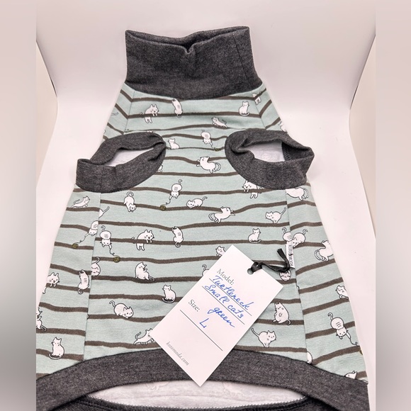 Cat Shirt w/ Cat Pattern - Size L - Picture 3 of 5